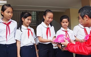 事例２）ヘルメットをベトナムの子どもたちに寄贈