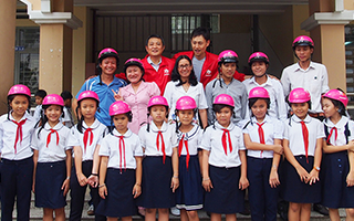 事例２）ヘルメットをベトナムの子どもたちに寄贈